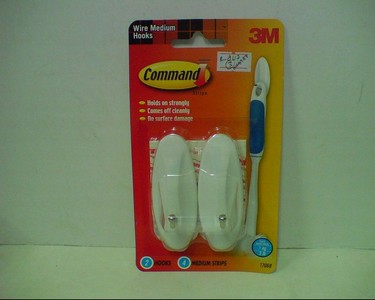 3M Command Medium Wire Hooks holds up to 1.3kg