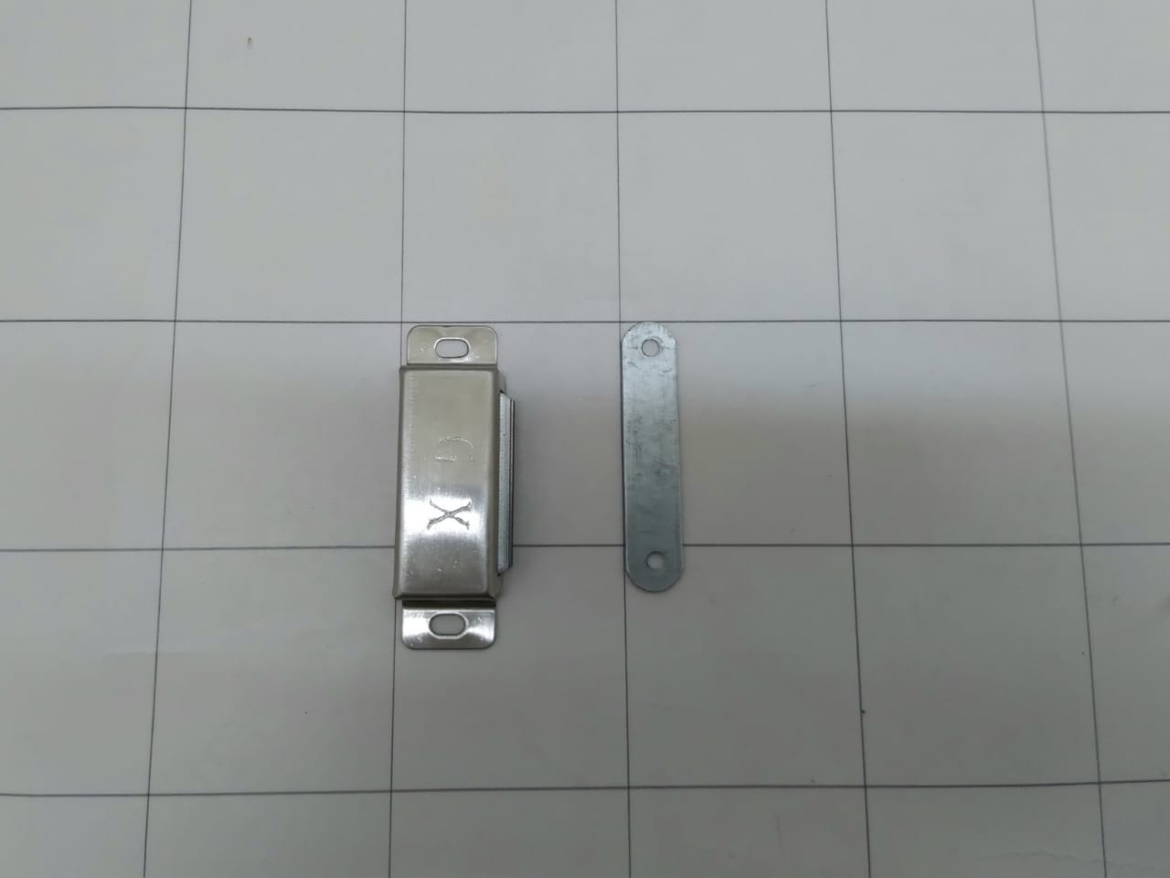 Magnet Penahan Pintu Lemari 7 Cm