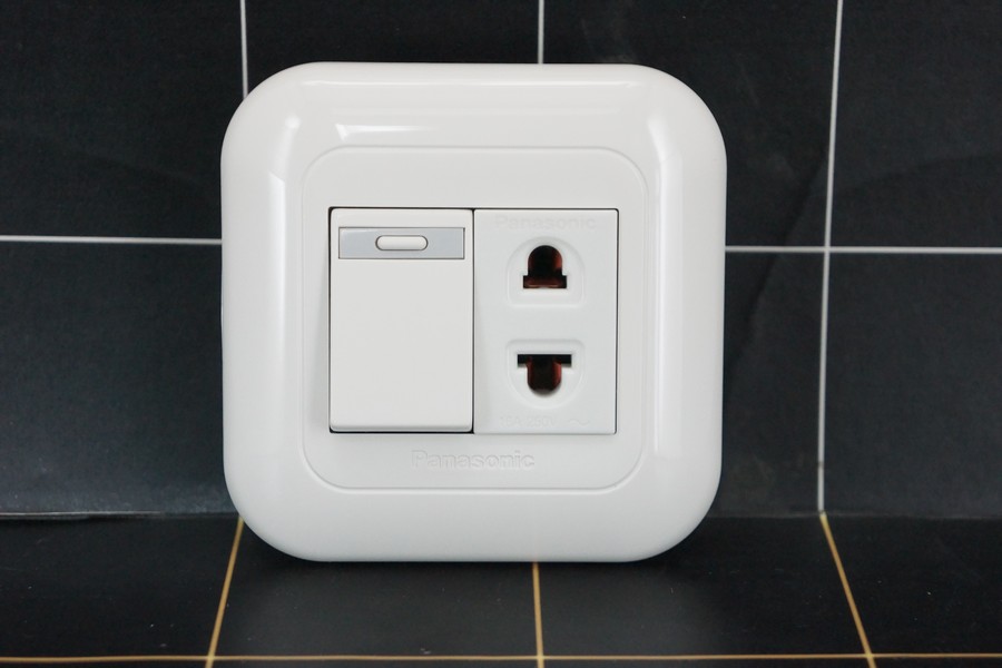 PANASONIC - Saklar Engkel + Stop Kontak Universal