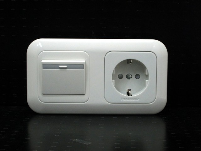 PANASONIC - Saklar Engkel + Stopkontak WEJP11212-7 Putih