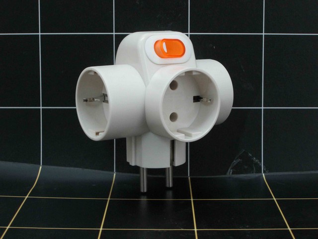UTICON - Steker T Arde SC382 3 Soket Dengan Saklar
