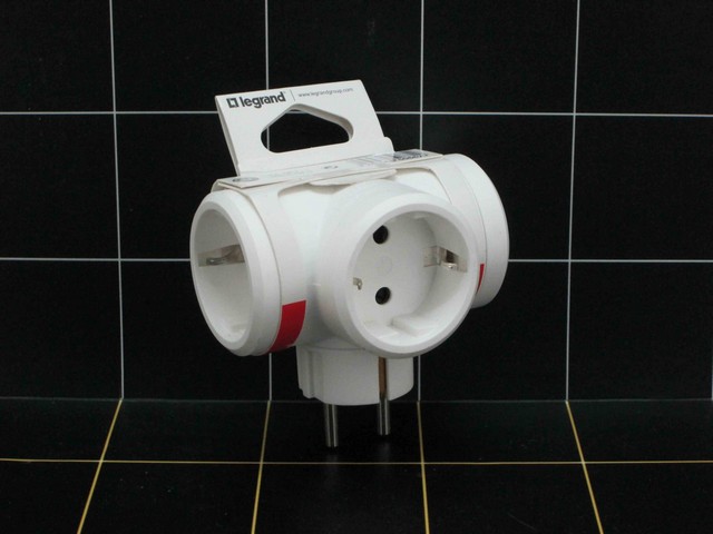 LEGRAND - Steker Colokan 3 Lubang