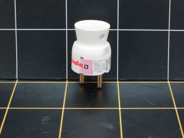 LEGRAND - Plug 2P+E SCH Side White