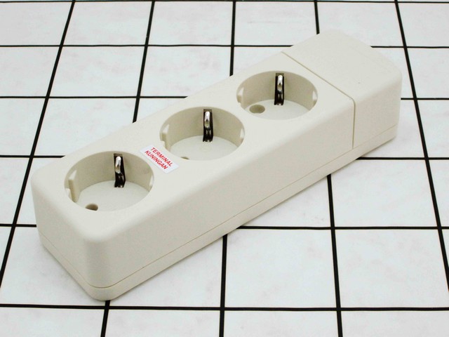 UTICON ST-138N Stop Kontak Arde 3 Lb ( + Pengaman Soket + Panel terminal kabel )