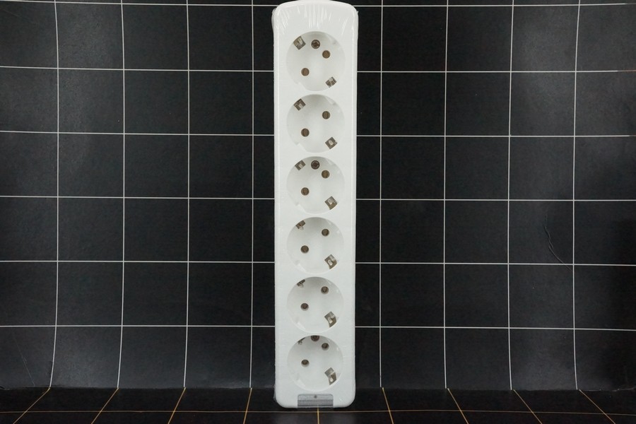 LOYAL Stop Kontak OUTBOW Tanpa Kabel 6 Lubang + Lampu LED (LY-904XLL) (SNI)