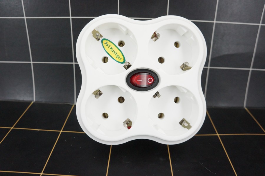 MEET - Stopkontak M-801 4 Lubang + 1 Saklar