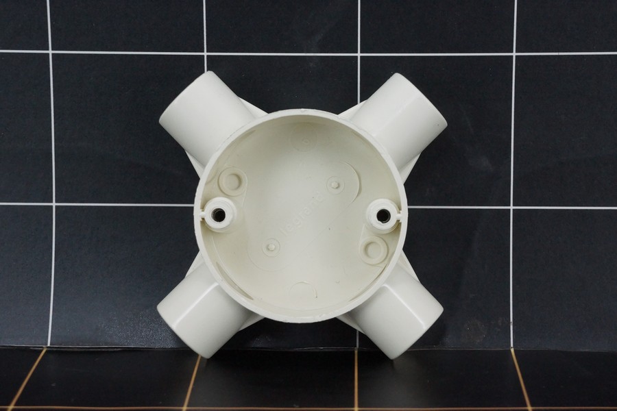 Tdus T dus Putih 20 MM Cabang 4 untuk pipa legrand