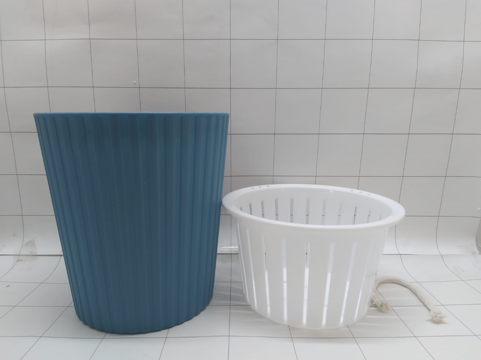 Pot Hidroponik Self Watering 16x18 Cm Biru