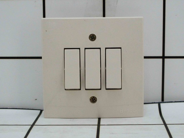 BROCO - Saklar Lampu Triple Tanam